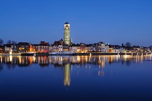 Skyline van Deventer aan de IJssel in de avond van Merijn van der Vliet