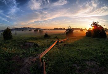 Een mistige deken over de vlakte.