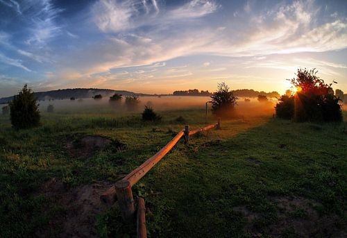 Een mistige deken over de vlakte.