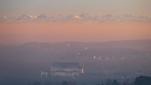 Kloster Wiblingen zum Sonnenuntergang im Winter mit Alpen im Hintergrund