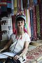 Langnek Frau macht Kleidung und Stoffe von Karel Ham Miniaturansicht