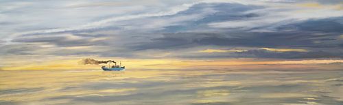 Oud vrachtschip varend aan de horizon