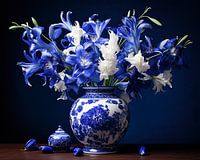 Blaue Lilien in blauer Delfter Vase Stillleben
