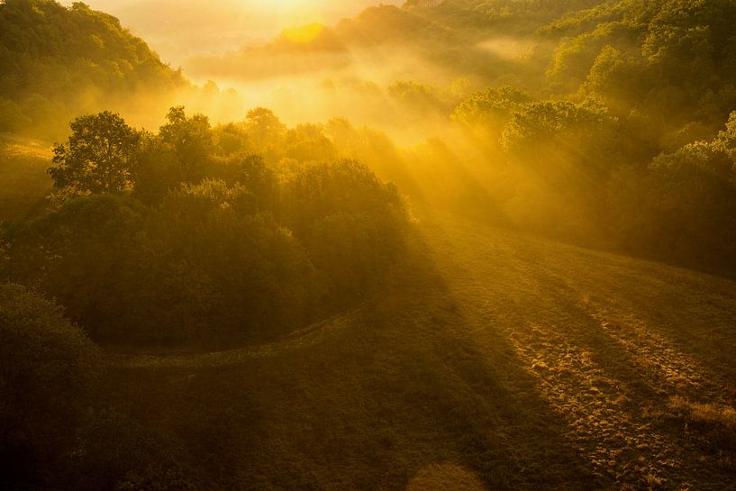 Zonnestralen tijdens het gouden uurtje in Toscane van Damien Franscoise