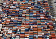 Containers op de containerterminal op de Maasvlakte te Rotterdam. van Sky Pictures Fotografie thumbnail