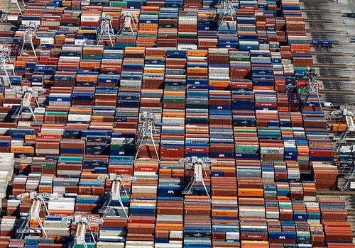 Containers op de containerterminal op de Maasvlakte te Rotterdam.