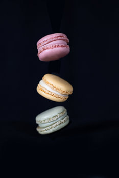 Macarons colorés, roses, verts et jaunes