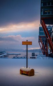 Winterhafen zur Blauen Stunde | nordische Minimal‑Fotokunst