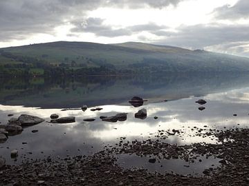 Rustig nevelig meer in Schotland van Peter Polling
