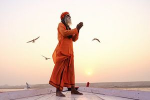 Sadhoe bij zonsopkomst in Varanasi van Jan Bouma