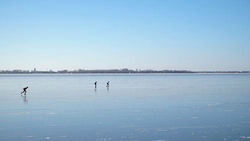 Skaters on their way to Marken