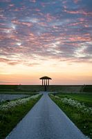 Dijktempel Marrum tijdens zonsondergang