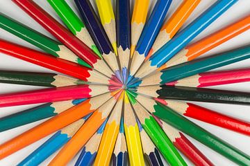 Houten gekleurde potloden als achtergrond foto  by Tonko Oosterink