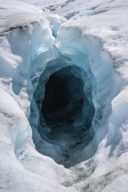 Grotte de glace – Photographie artistique sur le thème des glaciers, dans les tons bleu glacier sur Albert Klee