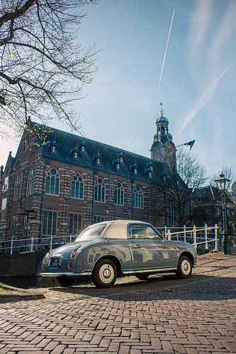 Blauer Nissan Figaro auf der Rapenburg - Vintage-Charme im historischen Leiden von Studio Ajuut