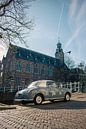 Blauer Nissan Figaro auf der Rapenburg - Vintage-Charme im historischen Leiden von Studio Ajuut Miniaturansicht