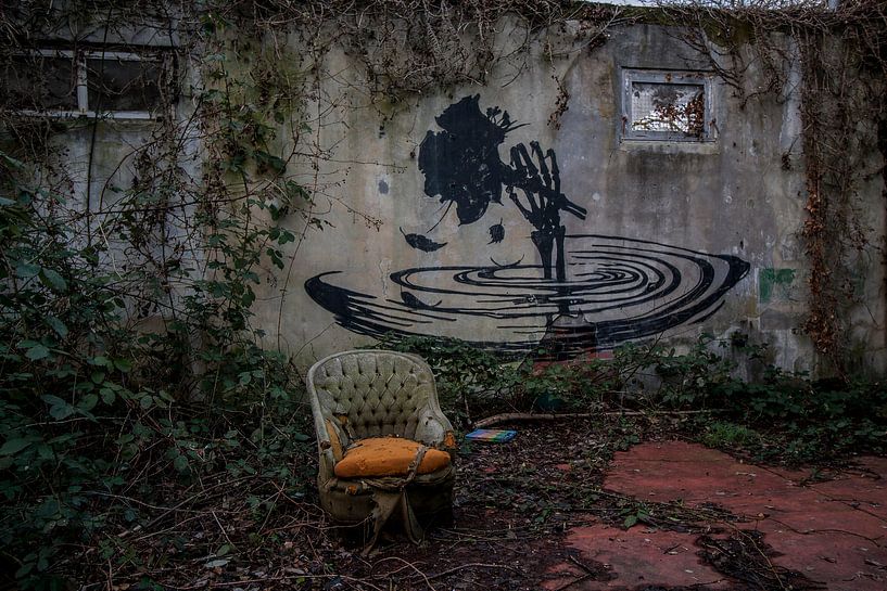 Stoel en graffitimuur von Ivana Luijten