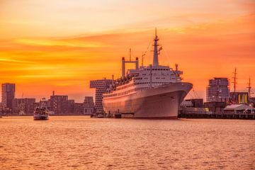 SS Rotterdam in schönen Farben während der Welthafentage von John Kreukniet