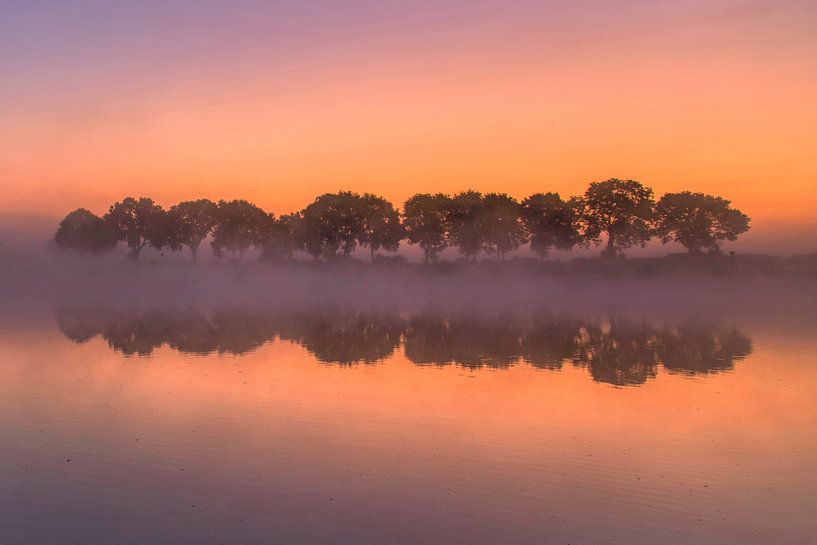 Net voor zonsopkomst aan de Maas van R. Maas