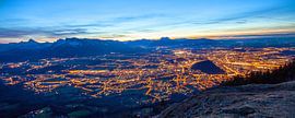 Panorama du soir sur le Gaisberg avec vue sur la ville sur Christa Kramer