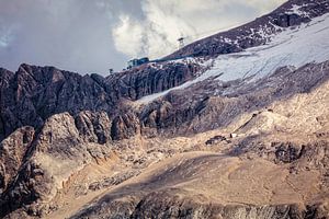 Liftturm auf der Marmolada in den italienischen Dolomiten