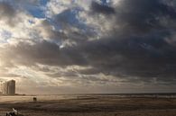 Twee silhouetten in het herfstlicht op het strand van Oostende van Jochem Oomen thumbnail