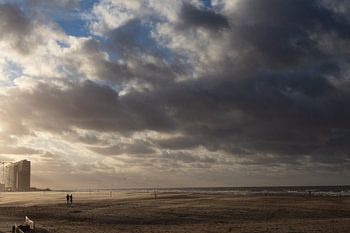 Twee silhouetten in het herfstlicht op het strand van Oostende