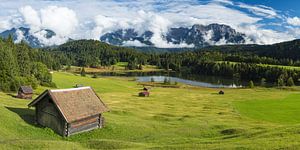 Geroldsee, dahinter das wolkenverhangene Karwendelgebirge