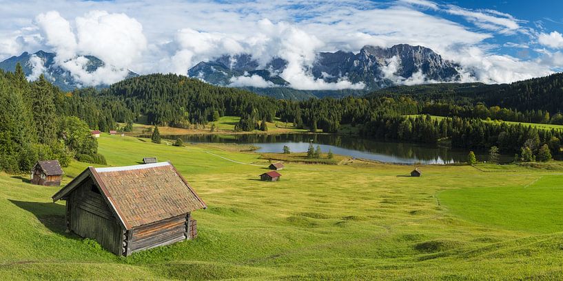 Geroldsee, dahinter das wolkenverhangene Karwendelgebirge von Walter G. Allgöwer