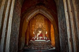 Bouddhas assis dans un complexe de temples à Bagan, Birmanie, Myanmar. sur Ron van der Stappen
