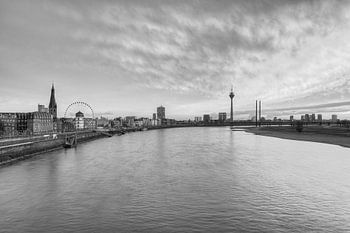 Düsseldorf Skyline schwarz-weiß