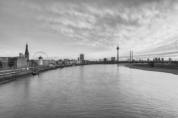 Düsseldorfse skyline zwart en wit van Michael Valjak