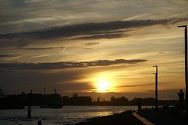 Waterweg met lage zon in Maassluis van Tom fotografie