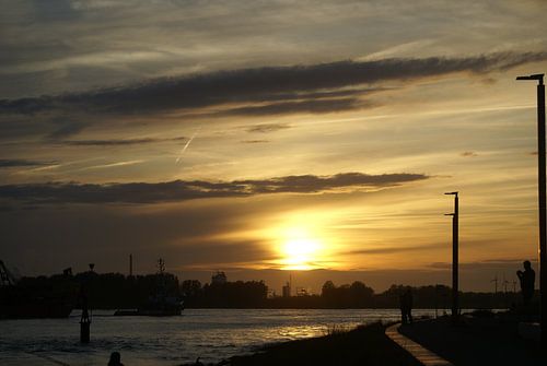 Waterweg met lage zon in Maassluis