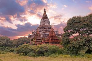 Ancienne pagode dans la campagne près de Bagan au Myanmar sur Eye on You