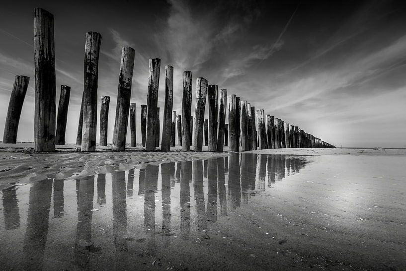 The reflection of the breakwaters in Noordwijk Netherlands. by Robby's fotografie
