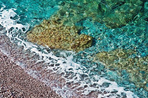 Kristalhelder zeewater kabbelt in de Tyrreense Zee