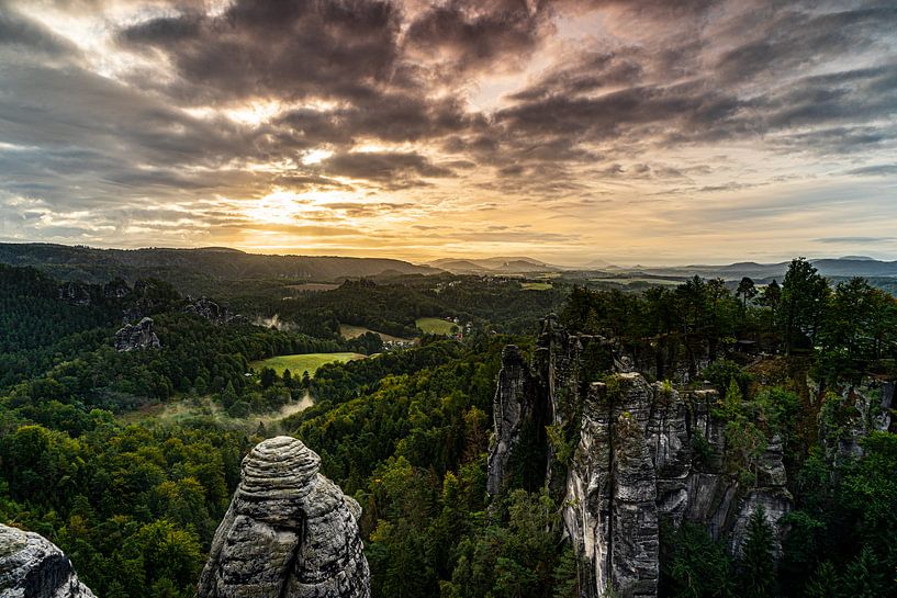 Bastei. Zonsopkomst over de Saksische Schweiz van Frank Mannaerts
