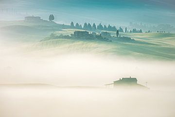 Italië Toscane Val d'Orcia in de mist van Jean Claude Castor