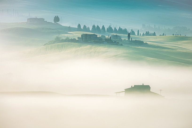 Italië Toscane Val d'Orcia in de mist van Jean Claude Castor