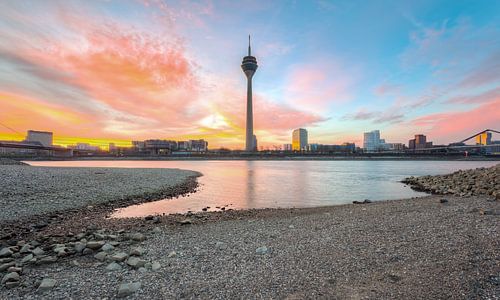 Sonnenaufgang am Rhein in Düsseldorf