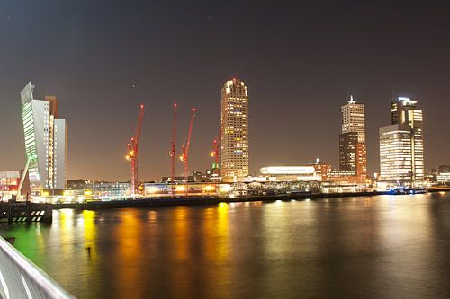 de skyline van Rotterdam in de avond