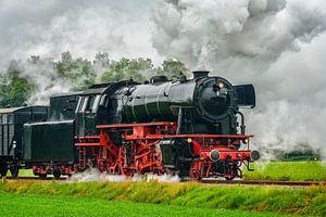 Dampflok fährt auf dem Land von Sjoerd van der Wal Fotografie