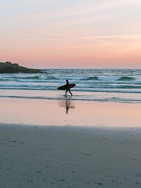 Surfer bei Sonnenuntergang | Atlantikküste Bretagne Frankreich | Fotodruck Meer Reisefotografie von HelloHappylife
