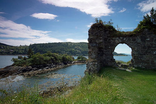 Strome Castle is de ruïne van een laaglandkasteel aan de oever van Loch Carron