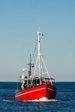 Ein Fischerboot auf der Ostsee vor Warnemünde von Rico Ködder