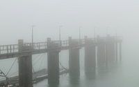 Verlaten aanlegsteiger voor schepen in dichte mist