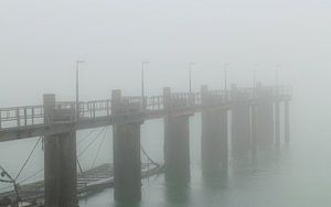 Verlassene Anlegestelle für Schiffe bei dichtem Nebel