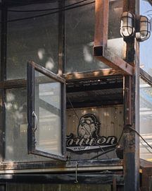 Fenêtre industrielle rouillée – décoration murale au look brut sur Minimalistic Travel Photography by.Rieneke