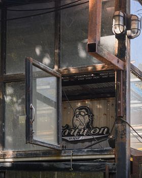 Industrieel raam met roest – stoere wanddecoratie